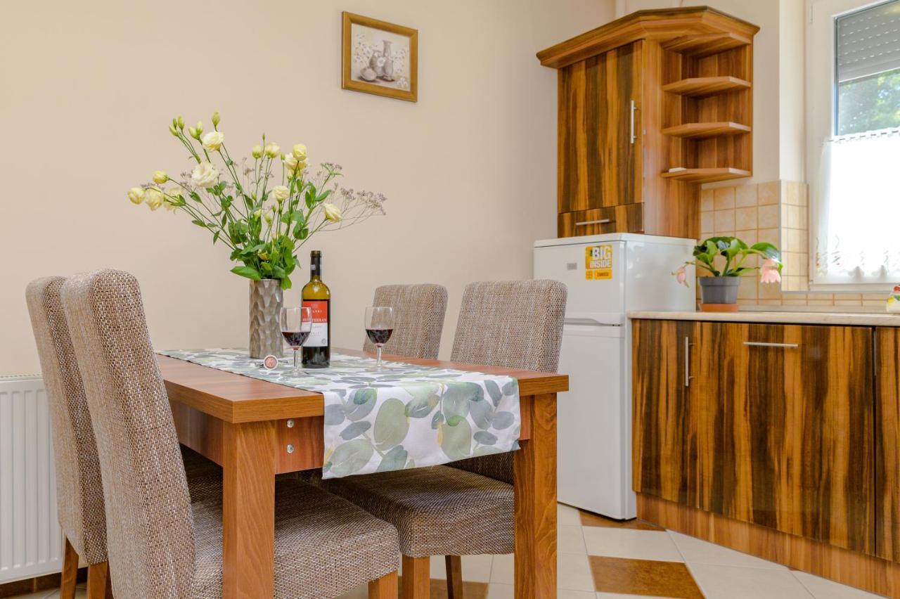Illes Apartmanok I. Hajdúszoboszló Exteriör bild