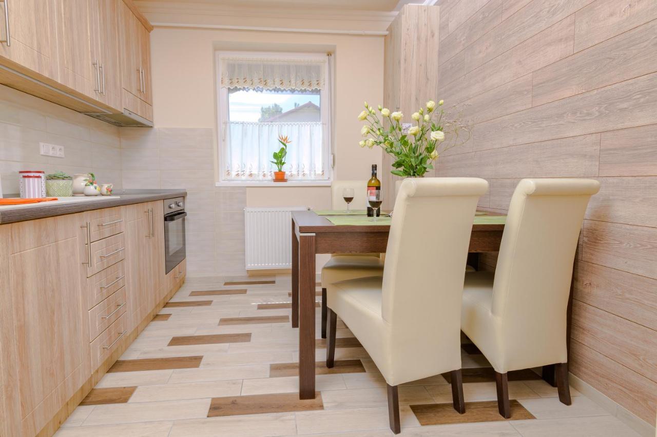 Illes Apartmanok I. Hajdúszoboszló Exteriör bild