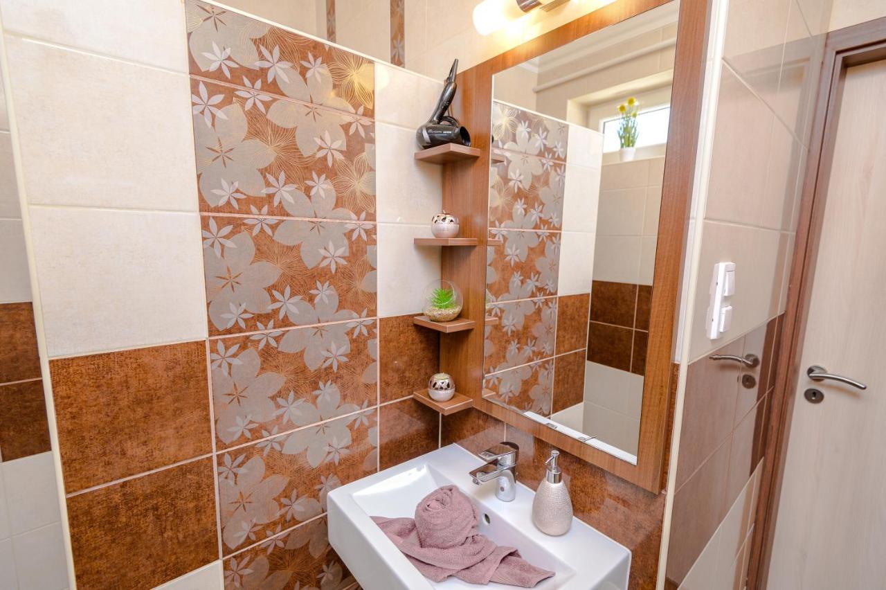 Illes Apartmanok I. Hajdúszoboszló Exteriör bild
