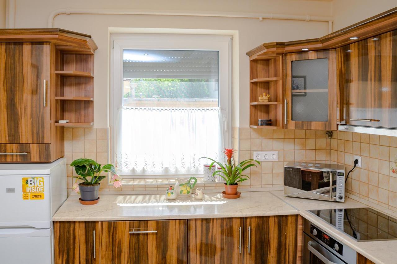 Illes Apartmanok I. Hajdúszoboszló Exteriör bild